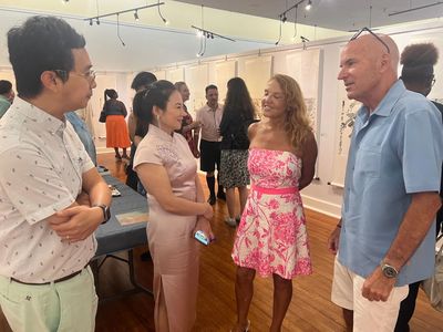 百慕大群島首個(gè)中國(guó)畫(huà)展亮相 翟?xún)?yōu)、樊蕾伉儷“家園”作品引國(guó)際關(guān)注